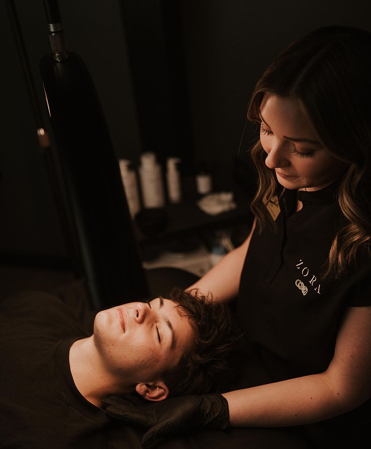 Person receiving a treatment in a beauty salon.